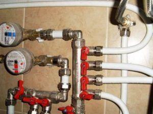 колектор холодной и горячей води Снимка - колектор за студена и топла вода за водоснабдителна мрежа за апартаменти