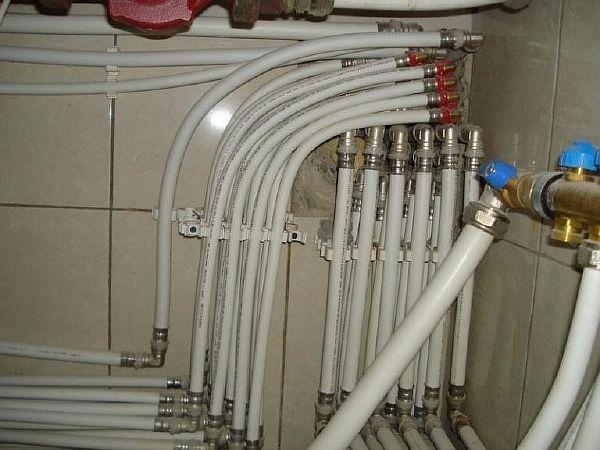 грунд монтаж на водопровода от металопластика Снимка - пример за инсталиране на металопластична водоснабдителна система