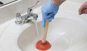 отпушване на мивка с гумена помпа Снимка: Отпушване на мивка с гумена помпа