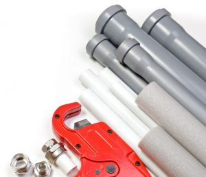 Водоснабдителни и канализационни тръби, фитинги и газов ключ Снимка: Водоснабдителни и канализационни тръби, фитинги и газов ключ