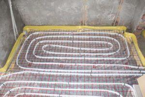 контур на подово отопление, изработен от омрежена PE тръба за зашиване Снимка – контур на подово отопление от омрежен полиетилен под замазка