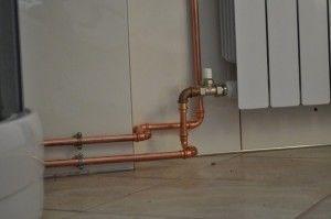 медни тръби за отопление Снимка: Медни отоплителни тръби в къща