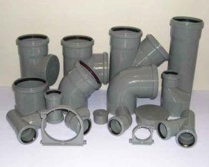 пластмасови довършителни елементи за монтаж Снимка – пластмасови допълнителни елементи за монтаж на сложни комуникации - фитинги