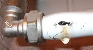 Тръбата за отопление тече. Какво трябва да направя? Снимка: Тече от отоплителна тръба. Какво да направя?