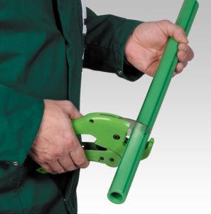 Тръборез реже полипропиленова тръба. Снимка: Тръборезачка реже полипропиленова тръба.