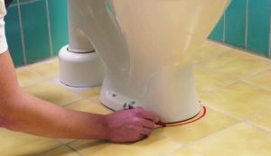 Свързване на тоалетната към канализационната система с винтови фланци Снимка: Свързване на тоалетната към канализационната система с помощта на винтови фланци