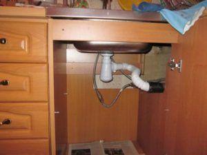 свързване на мивката към канализацията чрез сифон Снимка: Свързване на мивка към канализационната система чрез сифон