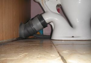 гнездо за свързване на тоалетната с канализационната тръба Снимка: Връзка на тоалетна чиния с канализационна тръба.