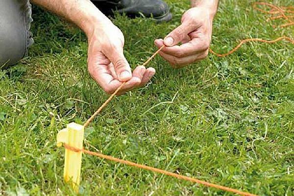 маркиране на опората с колчета Снимка – маркиране на опорните колчета