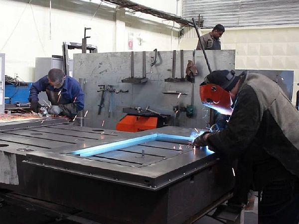 сглобяване на оградна секция в индустриални условия Снимка – сглобяване на секция от ограда в производствена среда