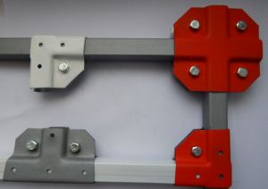 свързване на профилна тръба със скоба Снимка: устройство за свързване на профилни тръби