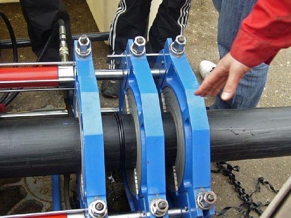 sty`kovaia svarka polie`tilenovy`kh trub Снимка – челно заваряване на полиетиленови тръби