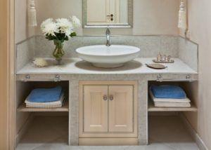 Кутия от гипсокартон под мивката Снимка – Кутия от гипсокартон под мивката с декоративни врати.