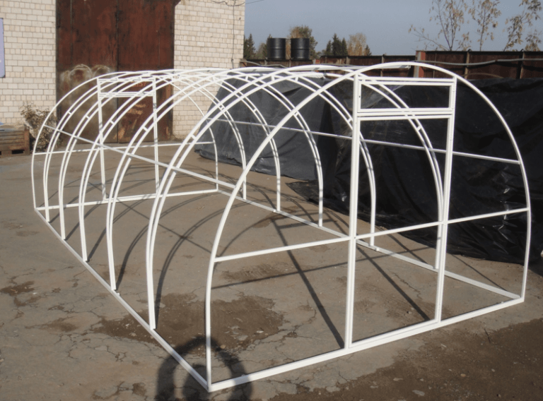 사진: 프로파일 파이프로 만든 DIY 온실 프레임