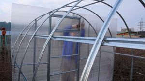 Покриване на метална оранжерия с поликарбонатни листове Снимка: Покриване на метална оранжерия с поликарбонатни листове