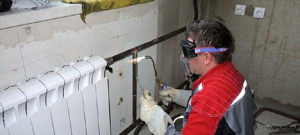 монтаж на отопление в частна къща с помощта на метални тръби Снимка – монтаж на отопление в частна къща с метални тръби