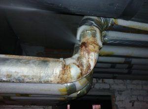 Ремонт на течове в тръбопроводи Снимка: Ремонт на теч в тръбопровод