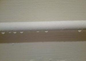 кондензат върху пластмасови тръби Снимка: конденз върху пластмасови тръби