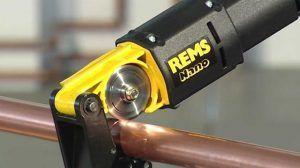 ръчен тръборез за стоманени тръби Снимка: Електрическа машина за рязане на тръби