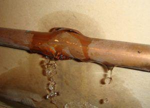 течет във водопроводната система Снимка: течаща водопроводна система
