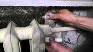 Около мястото на теча се увива превръзка. Снимка: Около мястото, където изтича водата, се увива превръзка.