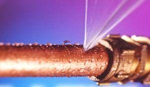 водопроводът тече Снимка: Водопровод тече под налягане.
