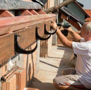 Закрепване на стоманени тръби към стени Снимка: Закрепване на стоманени тръби към стени