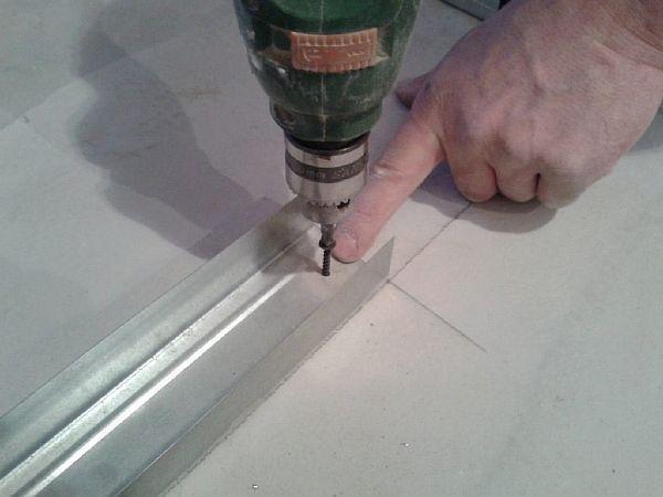 Закрепване на водещи профили към пода Снимка: Закрепване на водещи профили към пода