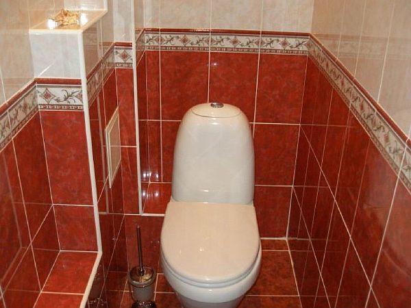 Запечатайте тръбите в тоалетната с пластмаса Снимка: Покриване на тръби с пластмасови панели