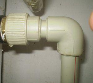 ъглови връзки за пластмасови тръбопроводи Снимка: Ъглови съединения за пластмасови тръби