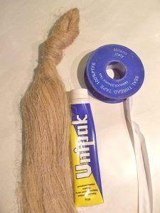 Уплътнителни агенти за резбови тръбни връзки, отляво надясно: ленен кълчища, син уплътнител, FUM лента Снимка - Уплътнителни агенти за резбови тръбни връзки, отляво надясно: ленен теглич, син уплътнител, FUM лента