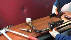 машина за кримпване на металопластикови изделия Снимка: инструмент за кримпване на металопластични изделия