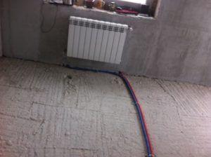 Полусухо шиене на подове Снимка на полусуха подова замазка и отоплителен радиатор