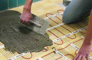 Полагане на подово отопление Снимка: изливане на подово отопление в циментова замазка