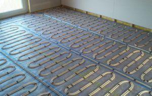 змия полагане Снимка: монтаж на подово отопление с водна ток в серпентинен модел
