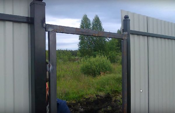 Монтиране на сенници към стълбове на оградата Снимка - Закрепване на сенници към стълбове на оградата