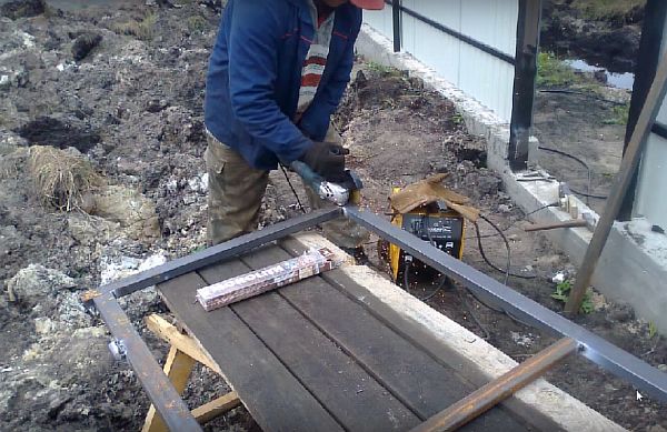 Почистване на заварени конструкции Инструкции как сами да заварите порта от профилна тръба