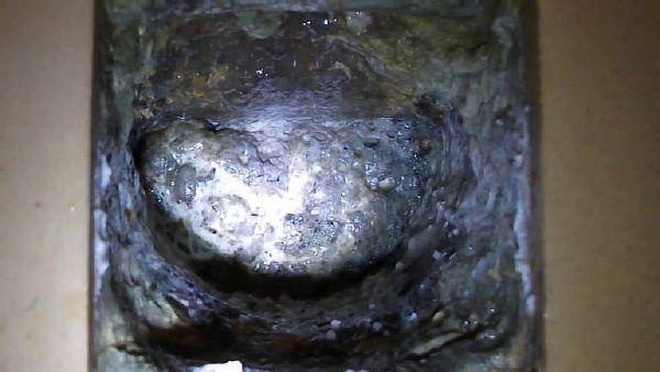 запушена тръба Снимка - Ето как изглежда запушена тръба отвътре