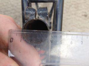 Снимка: измерване на размера на тръбата с линийка