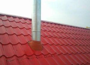 Снимка: Тръба, преминаваща през метален покрив