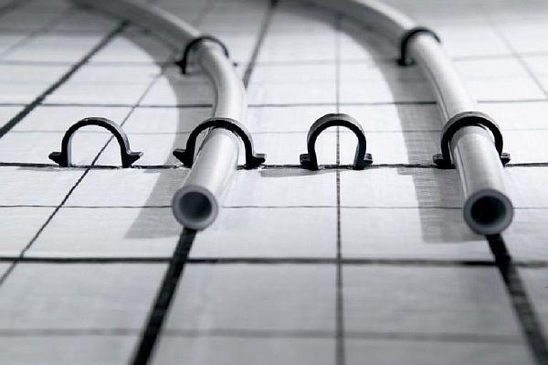 фиксиране на контурни елементи Снимката показва фиксирането на контурни елементи с помощта на U-образни релси.