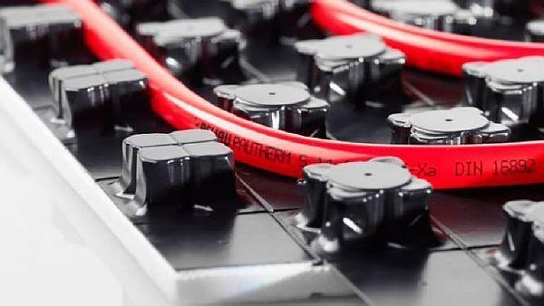 закрепване на тръби Снимката показва как тръбите са закрепени към топлоизолационните рогозки.