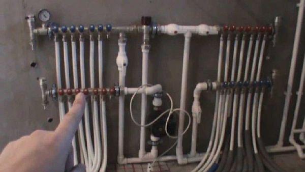 разпределителен гребен На снимката е видно как изглежда разпределителният гребен.