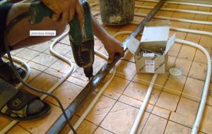 монтаж на майаци Снимката показва инсталирането на маяци