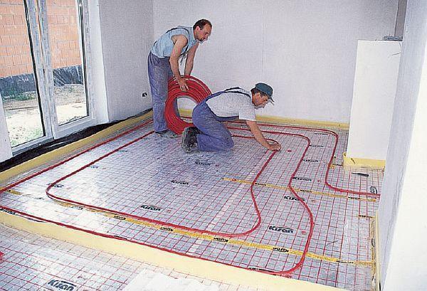 На снимката инсталирането на такава отоплителна мрежа ще увеличи комфорта на живот в къщата.