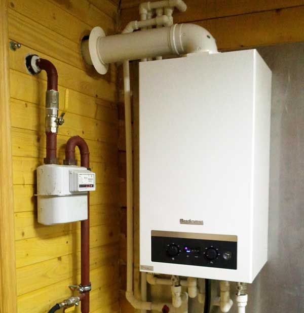 котел на поглед посещение на стена Снимка: Газов бойлер виси на стената.