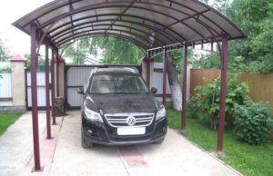 навес, предпазващ алеята от валежи Снимката показва навес, предпазващ пътя от валежи и лед.