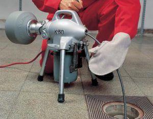 почистване чрез хидродинамичен метод Снимката показва почистване с помощта на хидродинамичен метод.