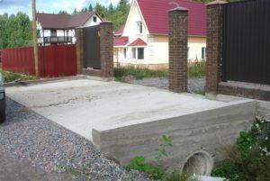 карайте към дворовете под ъгъл Снимката показва алея към двора с наклон.