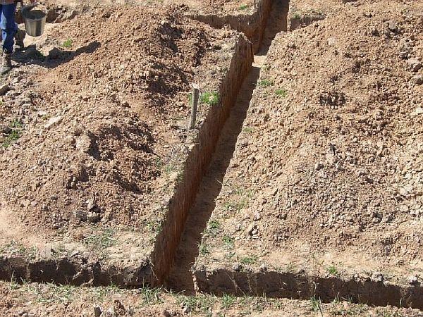 transhei dlia sistemy` otvoda vody` На снимката траншеите за полагане на системата за отводняване на вода са готови.